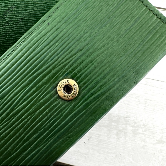 AUTHENTIC Louis Vuitton key holder. Green. - Picture 3 of 15